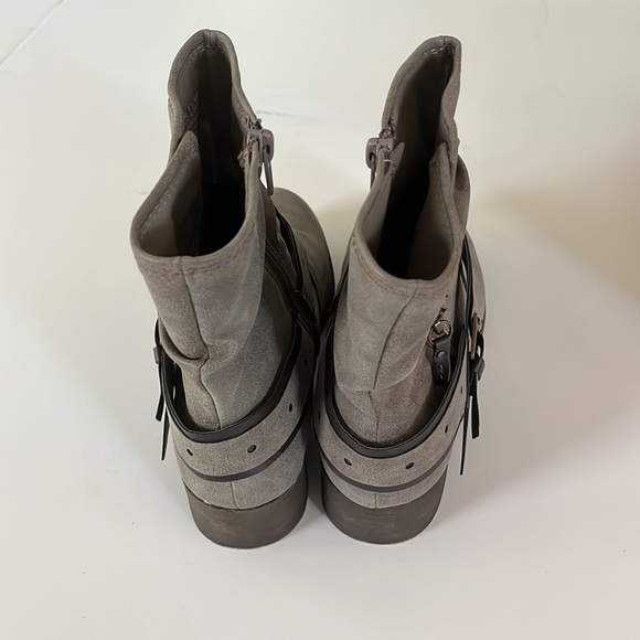 SOLD********. SO Women’s gray  caper boots. New with box. Size 7.5. - Picture 5 of 8